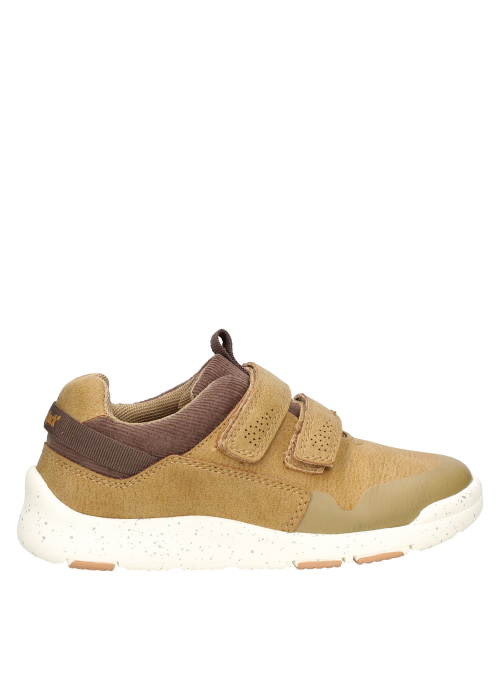 Zapato casual para niño en camel, diseñado para moverse cómodamente en la ciudad.