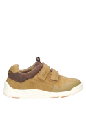 Calzado sintético camel para niño, perfecto para combinar con jeans y cortaviento.