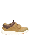 Calzado sintético camel para niño, perfecto para combinar con jeans y cortaviento.