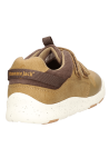 Zapato urbano niño color camel estilo casual para actividades diarias con suela plana.