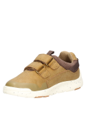 Zapato para niño en color camel, estilo casual, ideal para combinar con jeans o shorts.