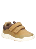 Calzado ligero y resistente camel para niño, estilo casual, perfecto para explorar la ciudad.