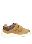 Zapato urbano infantil camel para niño, estilo casual, ideal para actividades al aire libre.