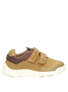 Zapato urbano infantil camel para niño, estilo casual, ideal para actividades al aire libre.