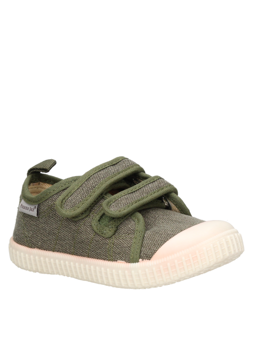 Zapatilla textil verde para niño, estilo casual, perfecta para jugar en la plaza.