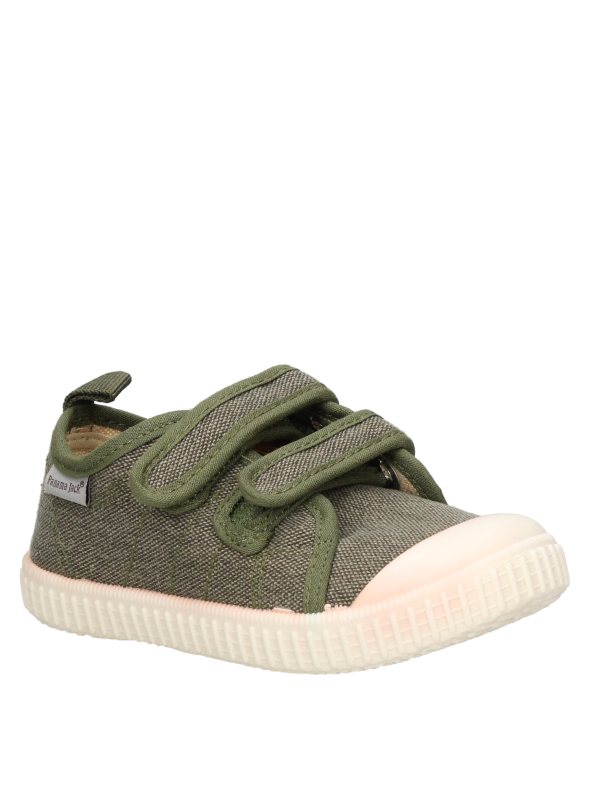 Zapatilla textil verde para niño, estilo casual, perfecta para jugar en la plaza.