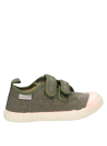 Calzado casual verde para niño, ideal para combinar con shorts y joggers.