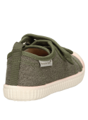 Zapatilla urbana verde para niño, estilo casual, ideal para actividades al aire libre.