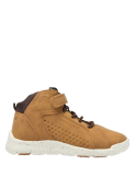 Calzado para niño en color camel, ideal para paseos y juegos.