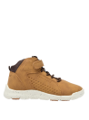 Calzado para niño en color camel, ideal para paseos y juegos.