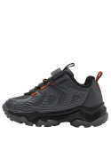 Zapatilla casual gris para niño, cómoda y funcional, apta para el patio y la ciudad.