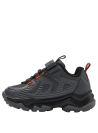 Zapatilla casual gris para niño, cómoda y funcional, apta para el patio y la ciudad.