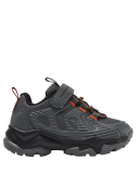 Zapatilla para niño en color gris, con punta redonda y suela plana para mayor comodidad.