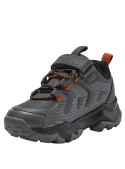 Zapatilla urbana gris para niño, estilo casual, ideal para actividades al aire libre.