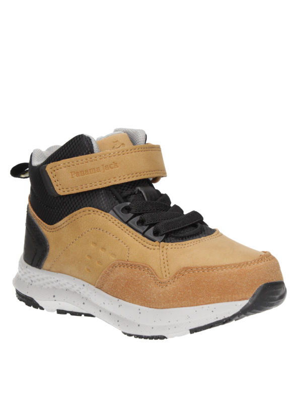 Botín casual para niño en color camel, confeccionado en material sintético y textil, cómodo para el uso diario.