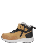 Calzado urbano camel para niño, diseño versátil, perfecto para el colegio y paseos diarios.