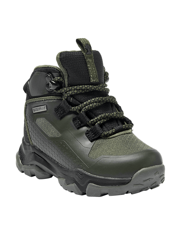 Calzado urbano verde para niño, estilo casual, cómodo para actividades diarias en la plaza.