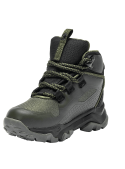 Calzado infantil verde de estilo urbano, recomendado para días frescos con joggers y parka.