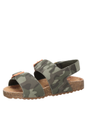 Calzado outdoor verde para niño, diseño de punta abierta y estilo casual.