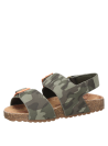 Calzado outdoor verde para niño, diseño de punta abierta y estilo casual.