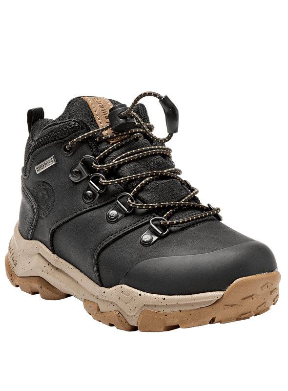 Zapatilla urbana negra para niño, estilo casual, ideal para juegos y paseos.