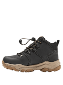 Zapatilla urbana negra para niño, estilo casual, ideal para juegos y paseos.
