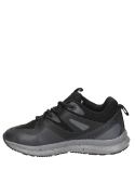 Zapatilla negra para niño, estilo casual, adecuada para combinar con jeans y shorts.