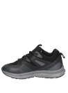 Zapatilla negra para niño, estilo casual, adecuada para combinar con jeans y shorts.