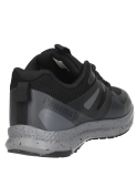 Zapatilla para niño en color negro, estilo urbano, ideal para días frescos con chaqueta.