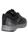 Zapatilla para niño en color negro, estilo urbano, ideal para días frescos con chaqueta.