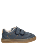 Zapatilla de estilo urbano azul para niño, cómoda y versátil para escapadas de fin de semana.