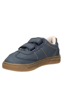 Calzado infantil azul con diseño casual, adecuado para combinar con jeans y buzos.