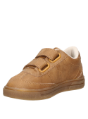 Zapatilla sintética camel para niño, estilo relajado, combina bien con jeans y shorts.