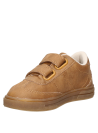 Zapatilla sintética camel para niño, estilo relajado, combina bien con jeans y shorts.
