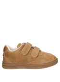 Calzado casual camel para niño, suela plana, ideal para paseos y juegos en el patio.