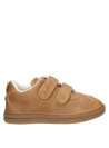 Calzado casual camel para niño, suela plana, ideal para paseos y juegos en el patio.