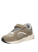 Zapatilla casual beige para niño, diseñada para combinar con jeans o shorts cómodamente.