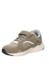 Zapatilla casual beige para niño, diseñada para combinar con jeans o shorts cómodamente.