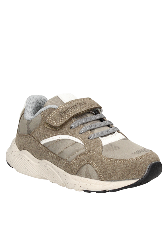 Zapatilla ligera beige para niño, ideal para un look relajado y funcional en la ciudad.