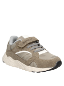 Zapatilla ligera beige para niño, ideal para un look relajado y funcional en la ciudad.