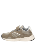 Calzado versátil para niño en color beige, perfecto para el uso diario y aventuras.
