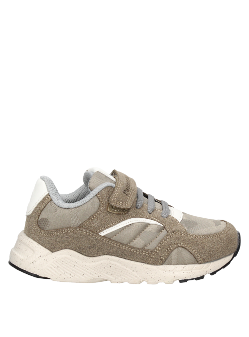 Zapatilla ligera beige para niño, ideal para un look relajado y funcional en la ciudad.