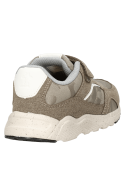 Zapatilla urbana beige para niño, estilo casual, ideal para actividades al aire libre.