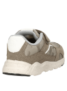 Zapatilla urbana beige para niño, estilo casual, ideal para actividades al aire libre.