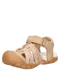 Sandalia para niña en tono taupe, diseño casual con suela plana, adecuada para el día a día.