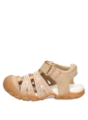 Calzado urbano infantil en color taupe, estilo casual, perfecto para juegos y exploración.