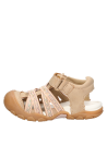Calzado urbano infantil en color taupe, estilo casual, perfecto para juegos y exploración.