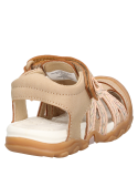 Calzado infantil casual taupe, ideal para combinar con jeans y shorts en actividades recreativas.