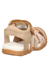Calzado infantil casual taupe, ideal para combinar con jeans y shorts en actividades recreativas.