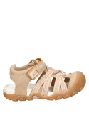 Sandalia casual taupe para niña, ideal para actividades al aire libre y paseos urbanos.